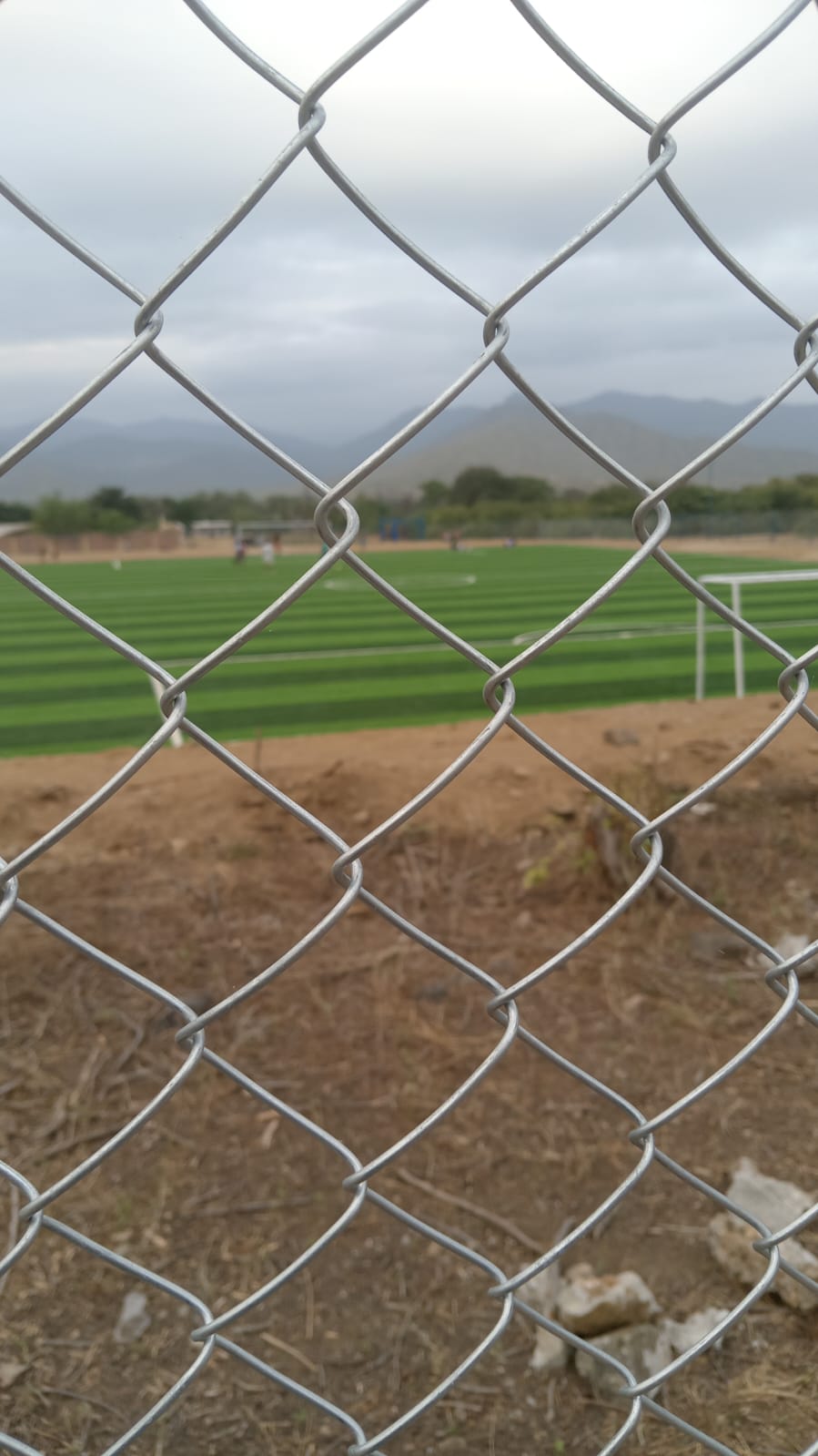 Cancha de fútbol con grass sintético terminada